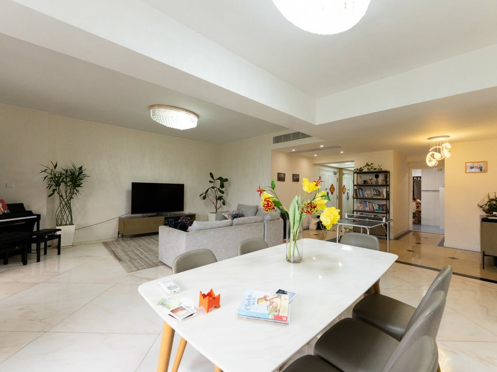 https://img.propertyraptor.com/cdn-cgi/imagedelivery/KD5bF_AFL0JDTbKLWF7z9g/ap8/ap8_001/hornet/prp/img/7b9a11b6c927b039e54d82e48846c509-wtm.jpg/public