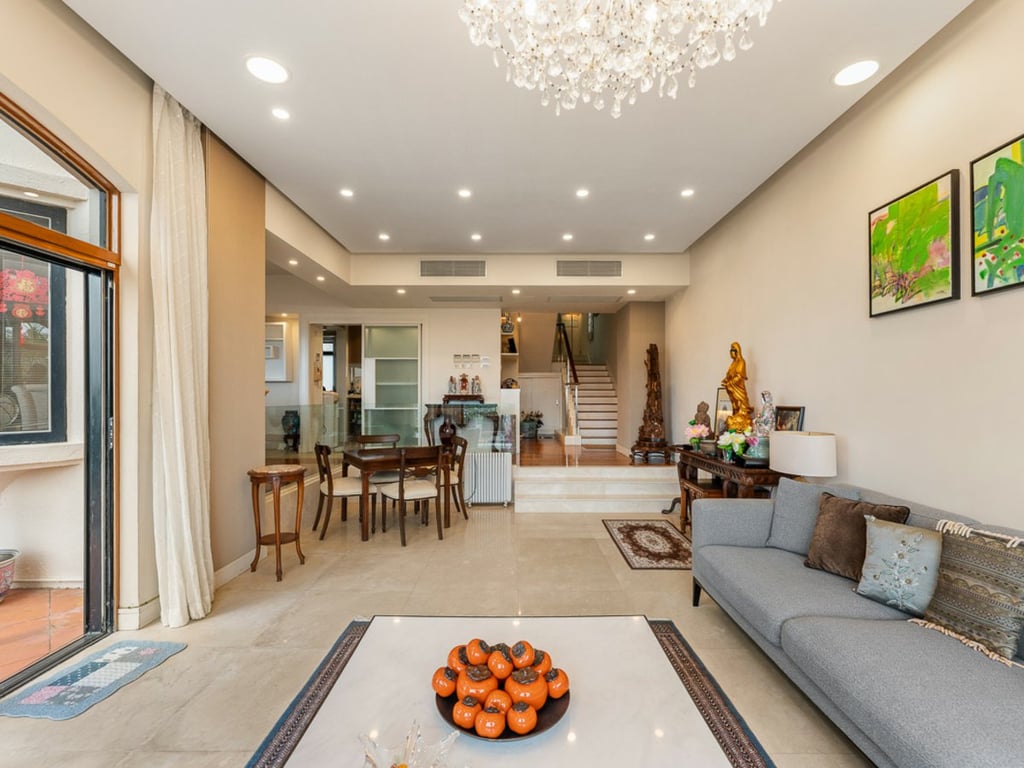 https://img.propertyraptor.com/cdn-cgi/imagedelivery/KD5bF_AFL0JDTbKLWF7z9g/ap8/ap8_001/hornet/prp/img/7bc98f33292e8f9f5ecad1055fefdee5-wtm.jpg/public
