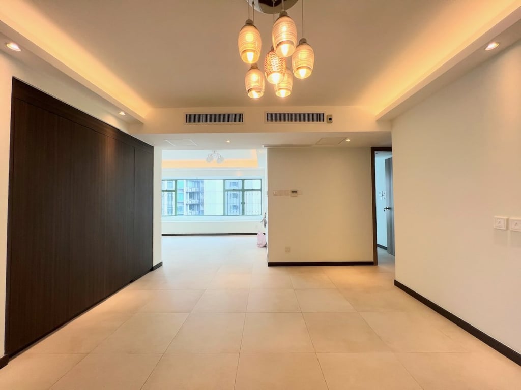 https://img.propertyraptor.com/cdn-cgi/imagedelivery/KD5bF_AFL0JDTbKLWF7z9g/ap8/ap8_001/hornet/prp/img/7be674d96c74ea39de4e470e14da7fc2.jpg/public