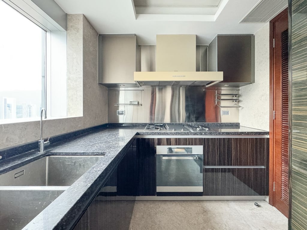 https://img.propertyraptor.com/cdn-cgi/imagedelivery/KD5bF_AFL0JDTbKLWF7z9g/ap8/ap8_001/hornet/prp/img/7be6b52fde8ee710bc3ed16bba5f6b1e.jpg/public