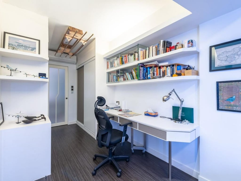 https://img.propertyraptor.com/cdn-cgi/imagedelivery/KD5bF_AFL0JDTbKLWF7z9g/ap8/ap8_001/hornet/prp/img/7c9d254d61a315cb86582e29c8af8dbe.jpg/public