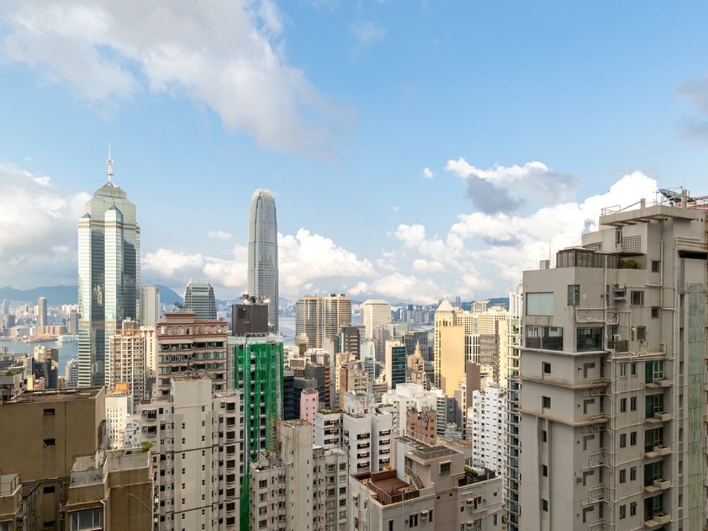 https://img.propertyraptor.com/cdn-cgi/imagedelivery/KD5bF_AFL0JDTbKLWF7z9g/ap8/ap8_001/hornet/prp/img/7d059aed486e0314e75f4e1200a264be.jpg/public