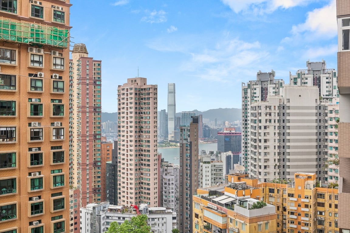 https://img.propertyraptor.com/cdn-cgi/imagedelivery/KD5bF_AFL0JDTbKLWF7z9g/ap8/ap8_001/hornet/prp/img/7d40ee1b01bd43306f11c5fd047483ff-wtm.jpg/public