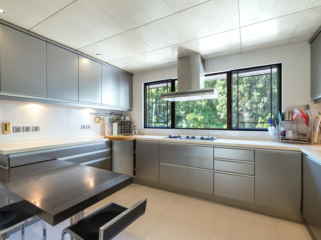 https://img.propertyraptor.com/cdn-cgi/imagedelivery/KD5bF_AFL0JDTbKLWF7z9g/ap8/ap8_001/hornet/prp/img/7d4befaa57ad78bb6bb6323726f0c83d.jpg/public