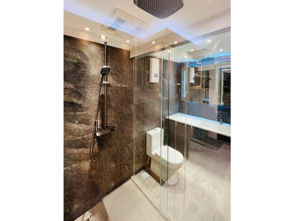 https://img.propertyraptor.com/cdn-cgi/imagedelivery/KD5bF_AFL0JDTbKLWF7z9g/ap8/ap8_001/hornet/prp/img/7d6f29580585365bd5e47dce3d500b1b.jpg/public