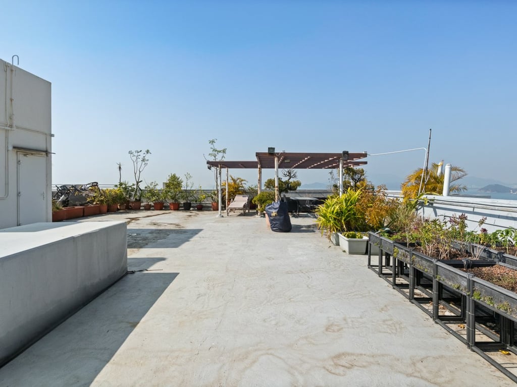 https://img.propertyraptor.com/cdn-cgi/imagedelivery/KD5bF_AFL0JDTbKLWF7z9g/ap8/ap8_001/hornet/prp/img/7e493b0abed8c8a5baea3b7dbb897f15.jpg/public