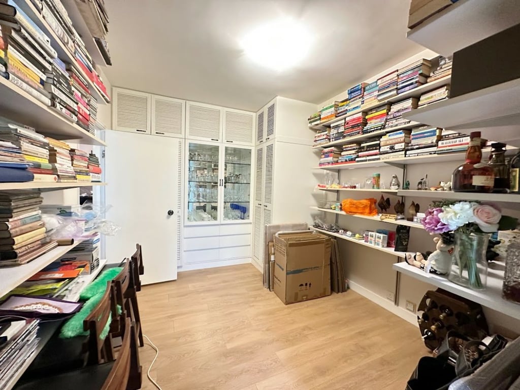 https://img.propertyraptor.com/cdn-cgi/imagedelivery/KD5bF_AFL0JDTbKLWF7z9g/ap8/ap8_001/hornet/prp/img/7e5c87557465d3546cea7295b12139ac.jpg/public
