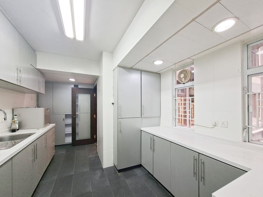 https://img.propertyraptor.com/cdn-cgi/imagedelivery/KD5bF_AFL0JDTbKLWF7z9g/ap8/ap8_001/hornet/prp/img/7e83c0f74304ae0ae8b7fb4ca08868d7-wtm.jpg/public