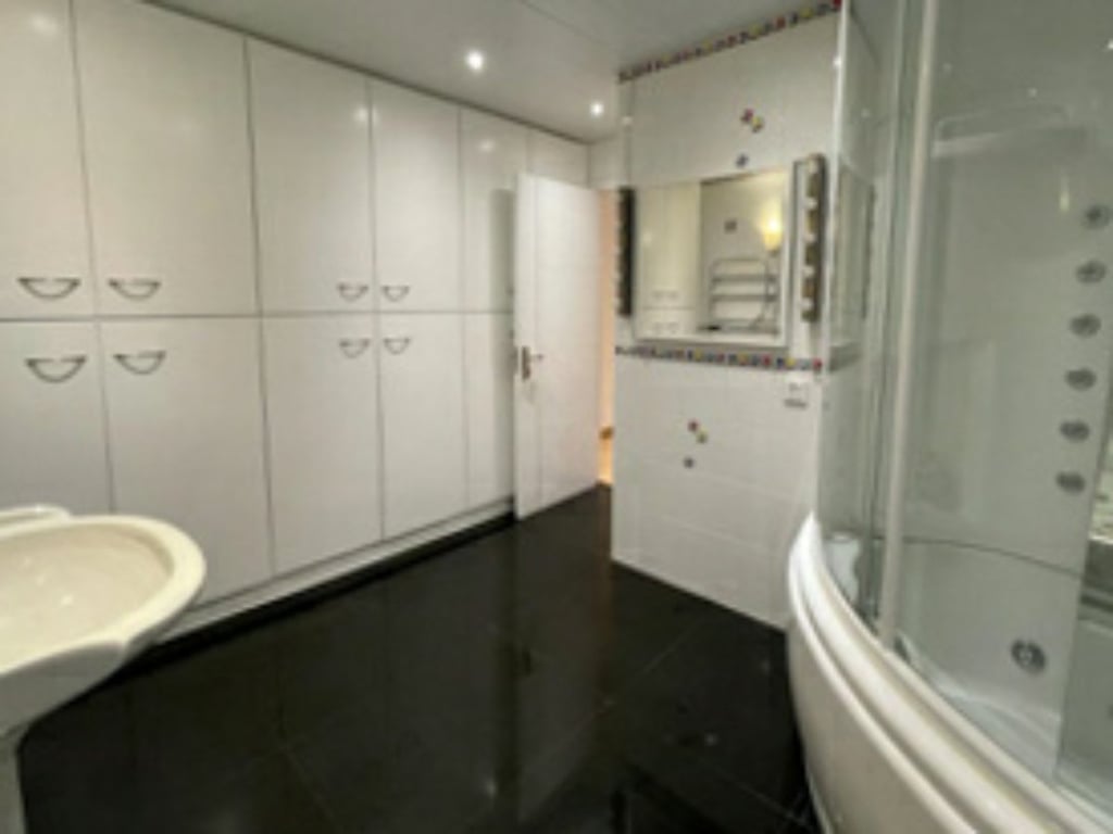 https://img.propertyraptor.com/cdn-cgi/imagedelivery/KD5bF_AFL0JDTbKLWF7z9g/ap8/ap8_001/hornet/prp/img/7ee79a619f168368817fa7b9de47f95c.jpg/public