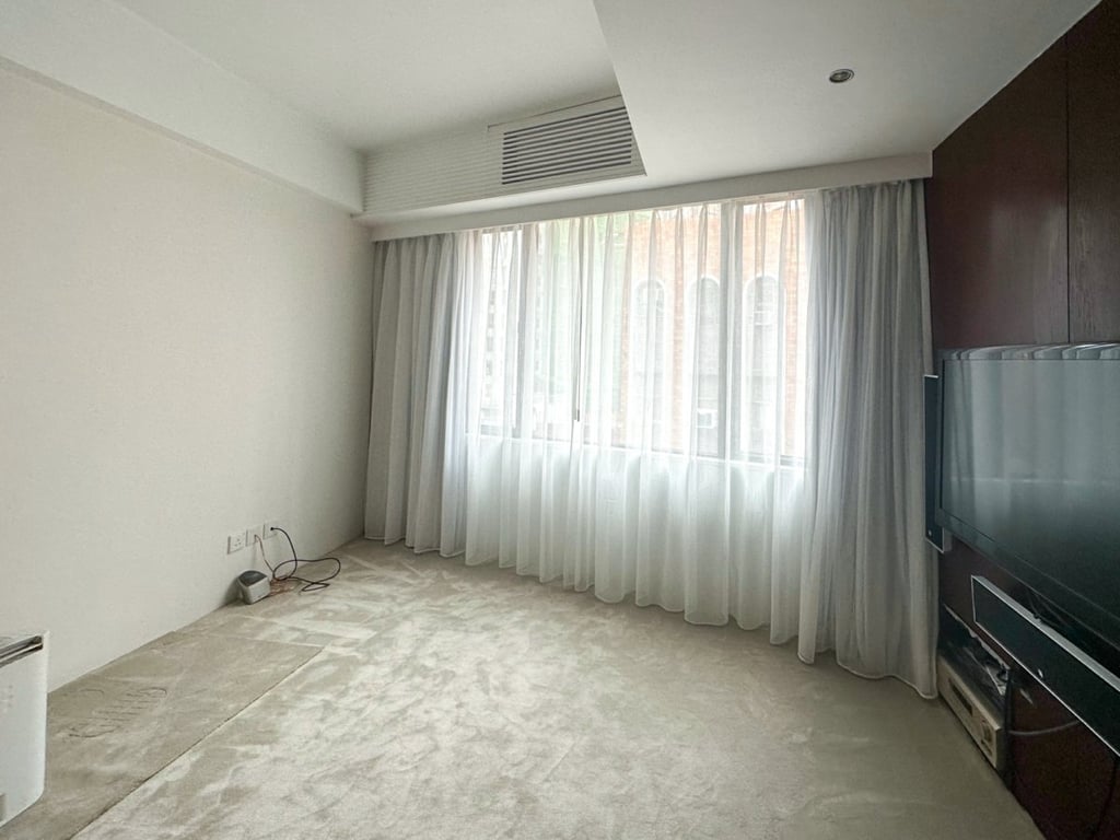 https://img.propertyraptor.com/cdn-cgi/imagedelivery/KD5bF_AFL0JDTbKLWF7z9g/ap8/ap8_001/hornet/prp/img/7eec0f5ed5ca5bb11e64813285ee5577.jpg/public