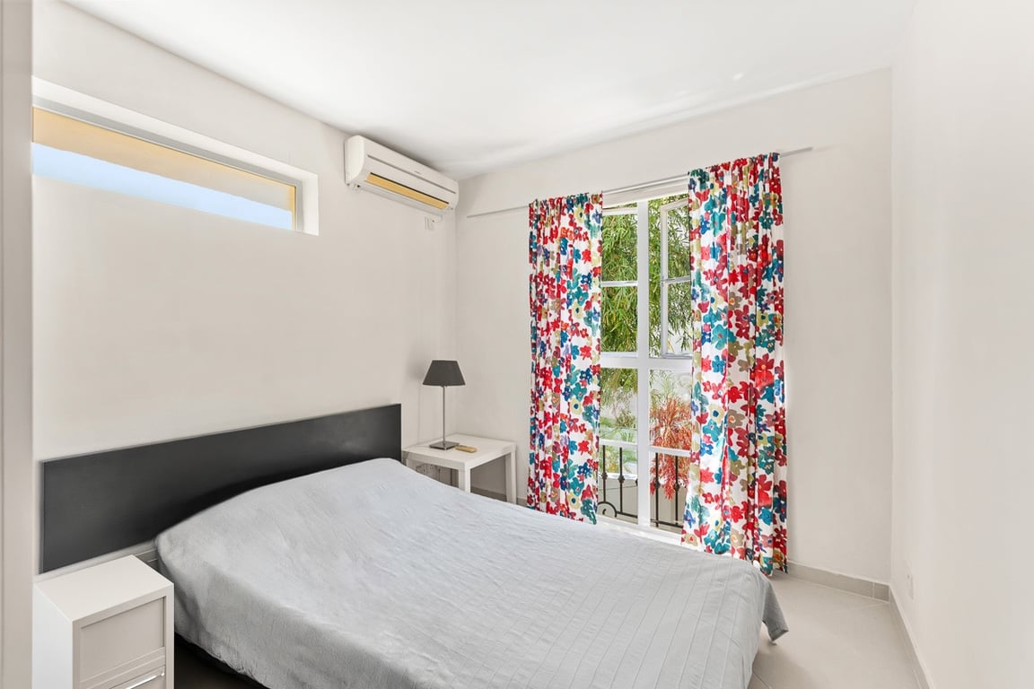 https://img.propertyraptor.com/cdn-cgi/imagedelivery/KD5bF_AFL0JDTbKLWF7z9g/ap8/ap8_001/hornet/prp/img/7f0e8c198fb14dfbb675cb67a08493b7-wtm.jpg/public