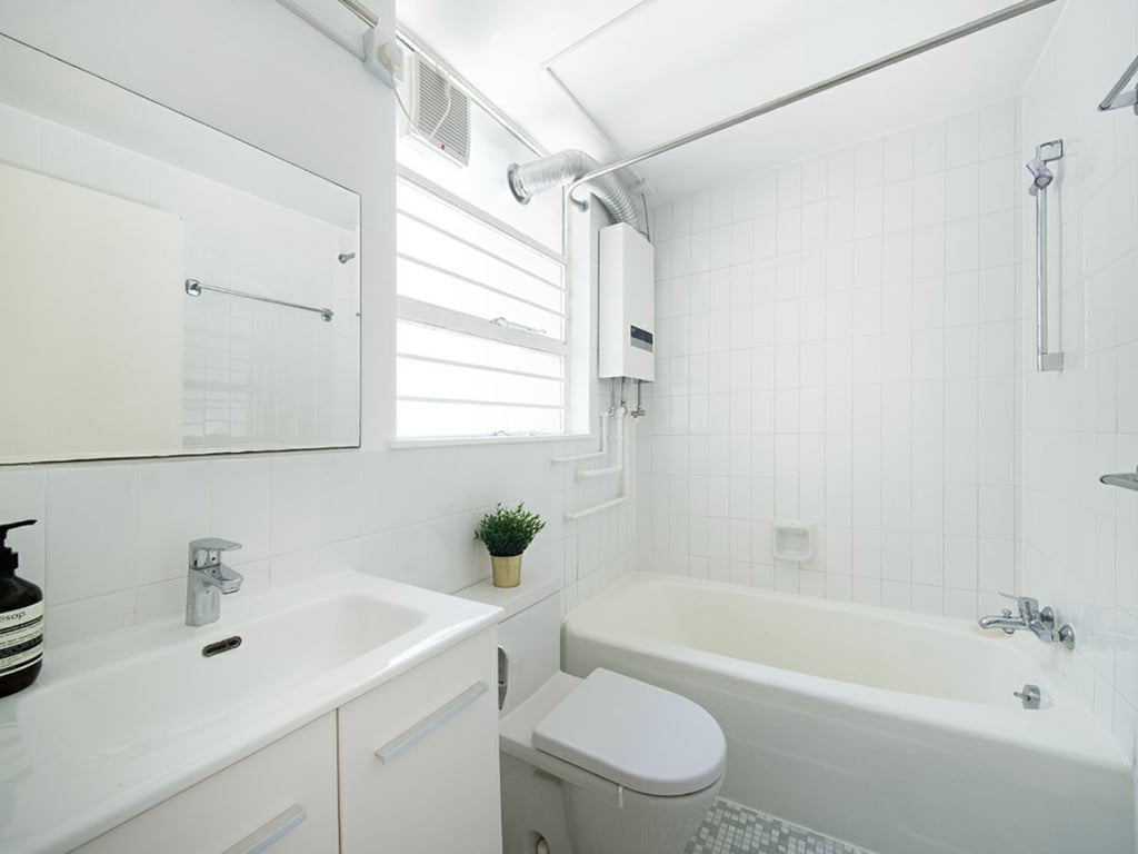 https://img.propertyraptor.com/cdn-cgi/imagedelivery/KD5bF_AFL0JDTbKLWF7z9g/ap8/ap8_001/hornet/prp/img/7f27b19d37912425f6865a29e4be7e21.jpg/public