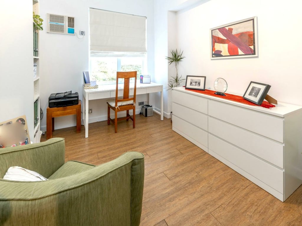 https://img.propertyraptor.com/cdn-cgi/imagedelivery/KD5bF_AFL0JDTbKLWF7z9g/ap8/ap8_001/hornet/prp/img/7f4efe8c3ff64cd5623eb110453006ee.jpg/public