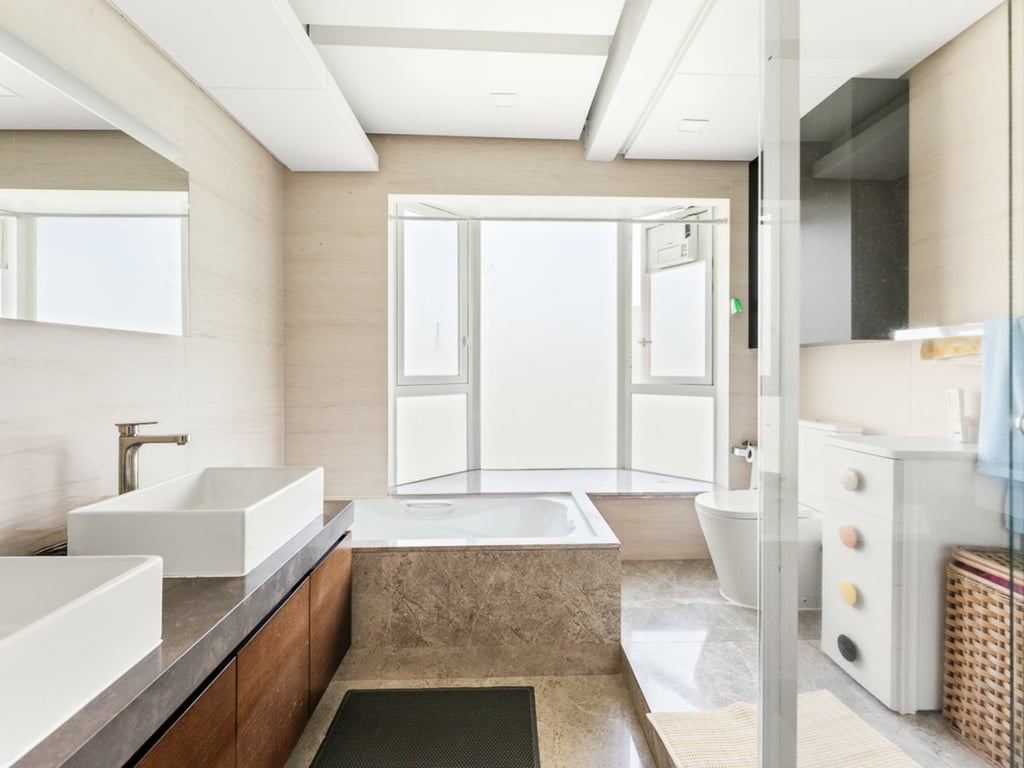 https://img.propertyraptor.com/cdn-cgi/imagedelivery/KD5bF_AFL0JDTbKLWF7z9g/ap8/ap8_001/hornet/prp/img/7f87f09a1820e57b5b83b571fdb52f7d.jpg/public