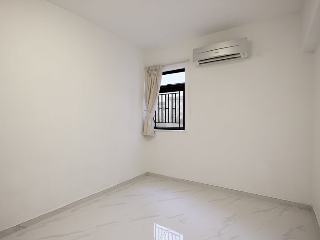 https://img.propertyraptor.com/cdn-cgi/imagedelivery/KD5bF_AFL0JDTbKLWF7z9g/ap8/ap8_001/hornet/prp/img/7feeb0a78ea0fe923397807f6a41f449.jpg/public