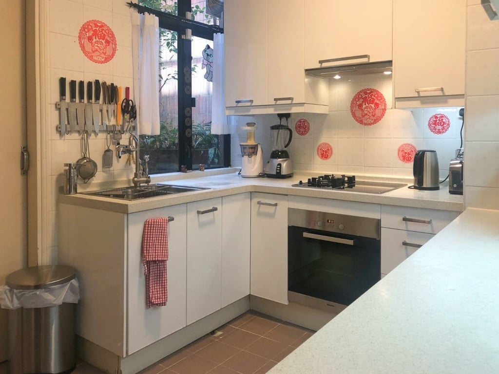 https://img.propertyraptor.com/cdn-cgi/imagedelivery/KD5bF_AFL0JDTbKLWF7z9g/ap8/ap8_001/hornet/prp/img/8038af2f884b7669cb0cb5043385cdc5.jpg/public