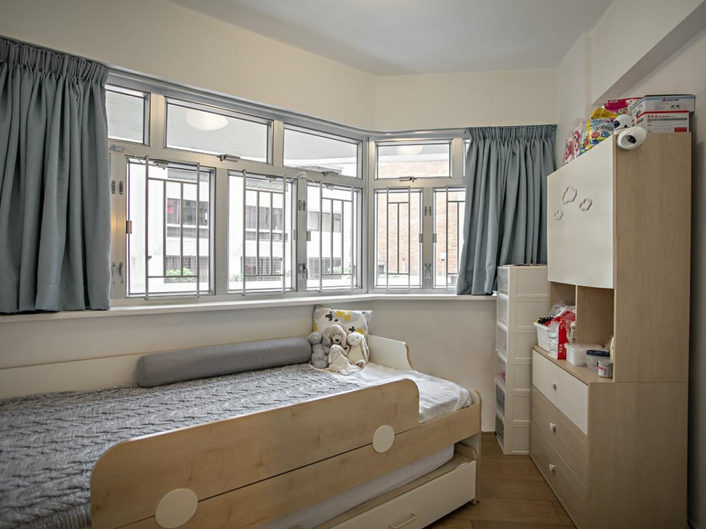 https://img.propertyraptor.com/cdn-cgi/imagedelivery/KD5bF_AFL0JDTbKLWF7z9g/ap8/ap8_001/hornet/prp/img/80a81d078a633008dd8df2e403a77d3a.jpg/public