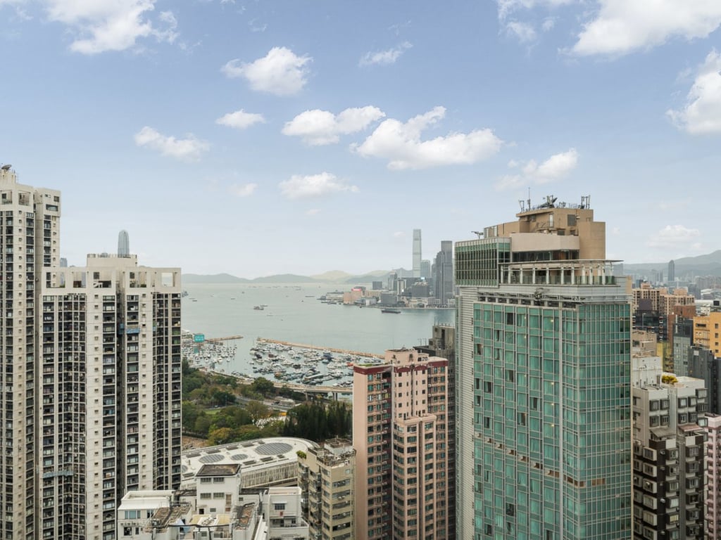 https://img.propertyraptor.com/cdn-cgi/imagedelivery/KD5bF_AFL0JDTbKLWF7z9g/ap8/ap8_001/hornet/prp/img/80dea8d7d6382d2ad116f340bfe2ea67.jpg/public