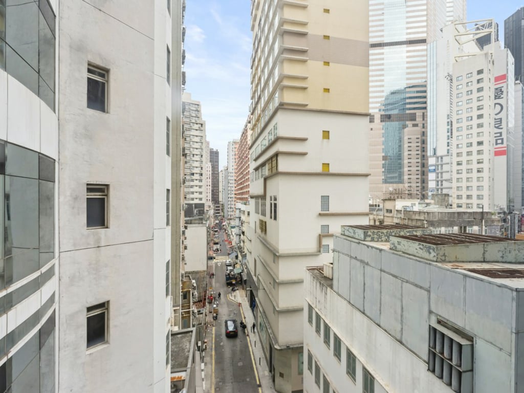 https://img.propertyraptor.com/cdn-cgi/imagedelivery/KD5bF_AFL0JDTbKLWF7z9g/ap8/ap8_001/hornet/prp/img/8185c782e2215c7b723b9ebdbcb9d843.jpg/public