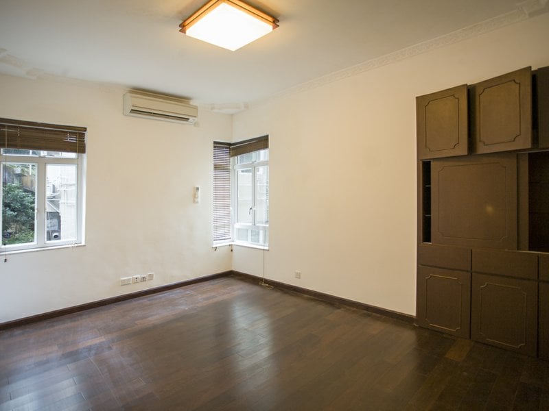 https://img.propertyraptor.com/cdn-cgi/imagedelivery/KD5bF_AFL0JDTbKLWF7z9g/ap8/ap8_001/hornet/prp/img/81a6236618bda75b5f1890572e30ec75.jpg/public
