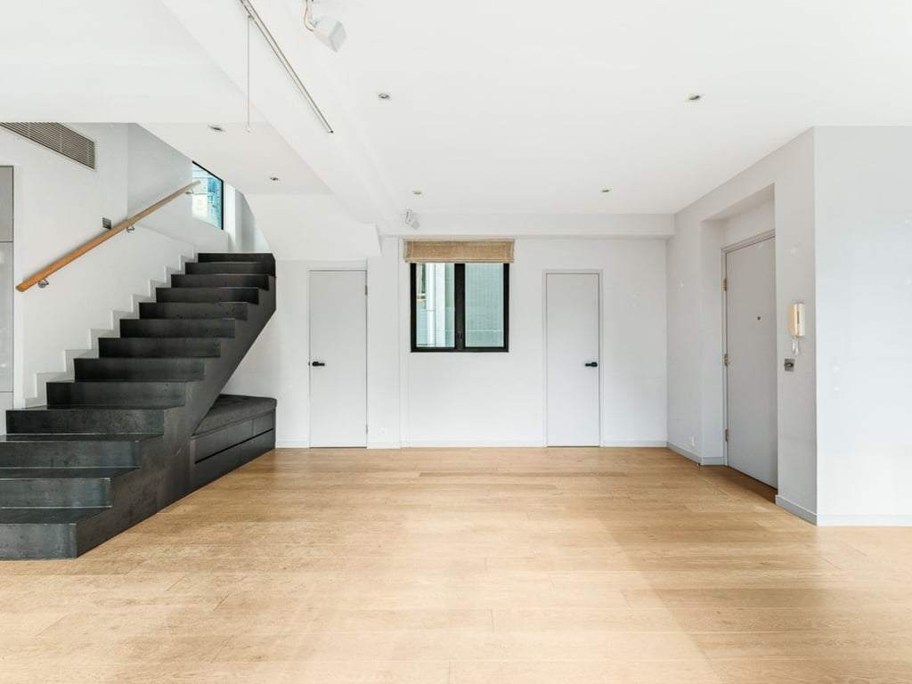 https://img.propertyraptor.com/cdn-cgi/imagedelivery/KD5bF_AFL0JDTbKLWF7z9g/ap8/ap8_001/hornet/prp/img/81edad837b0d2bdaf9aff623c429ccf0.jpg/public