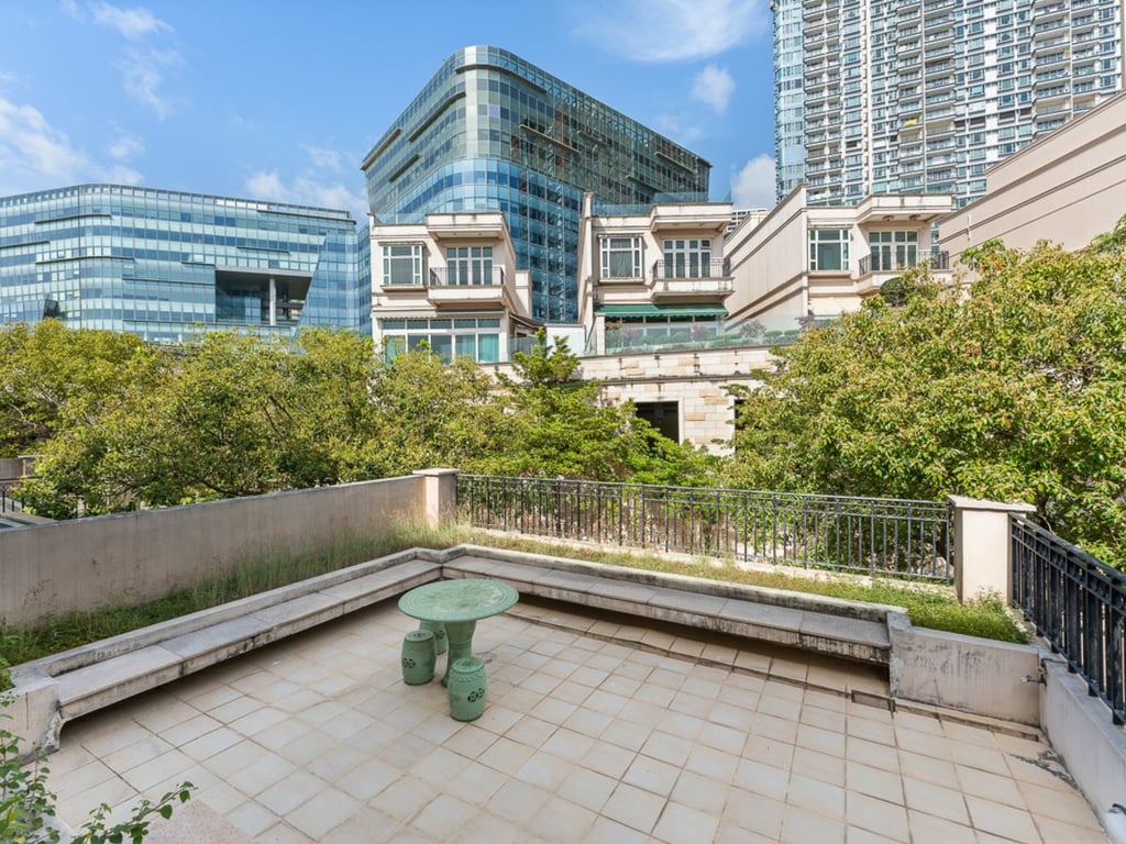https://img.propertyraptor.com/cdn-cgi/imagedelivery/KD5bF_AFL0JDTbKLWF7z9g/ap8/ap8_001/hornet/prp/img/81f1171a66b77e34f84673b85c07b73b.jpg/public