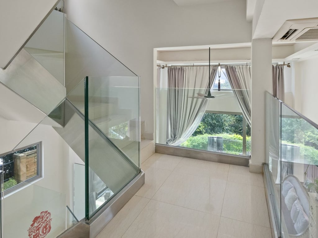 https://img.propertyraptor.com/cdn-cgi/imagedelivery/KD5bF_AFL0JDTbKLWF7z9g/ap8/ap8_001/hornet/prp/img/81fb78b1dcfb32249bbb896131b82283.jpg/public