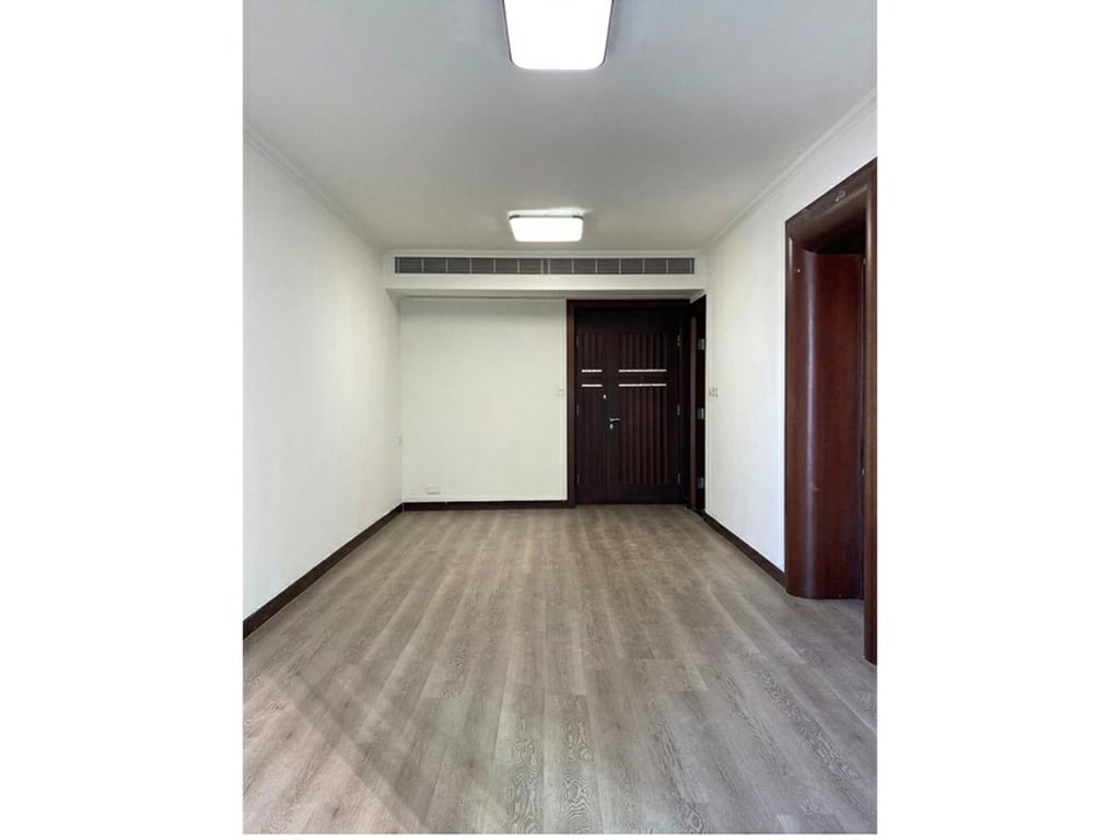 https://img.propertyraptor.com/cdn-cgi/imagedelivery/KD5bF_AFL0JDTbKLWF7z9g/ap8/ap8_001/hornet/prp/img/820ada127149a5d84bf3462deb1f5588.jpg/public
