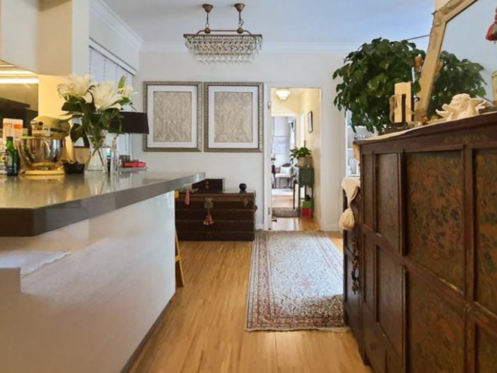 https://img.propertyraptor.com/cdn-cgi/imagedelivery/KD5bF_AFL0JDTbKLWF7z9g/ap8/ap8_001/hornet/prp/img/822789877ea2f77e11455fd3d52c0aa8.jpg/public