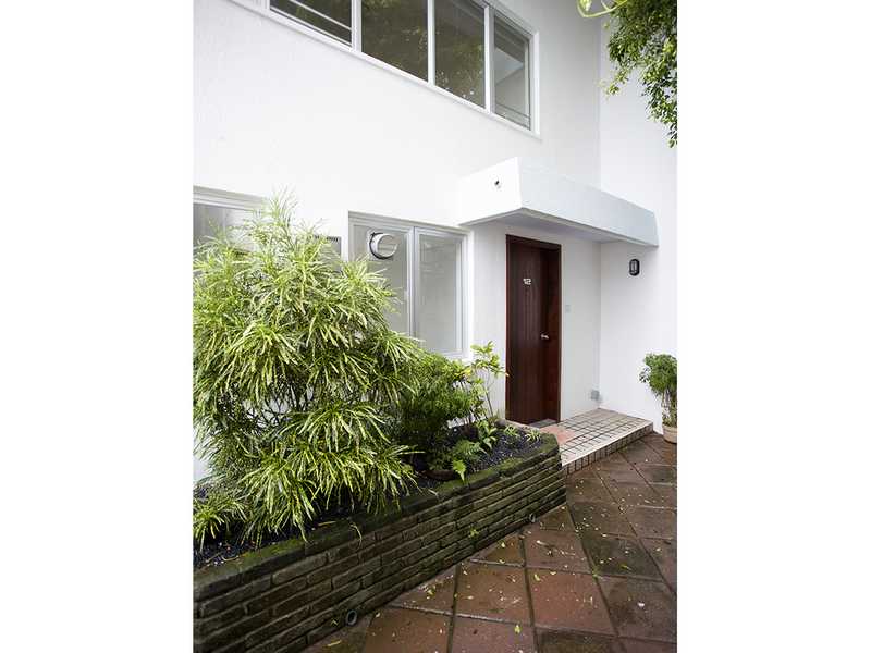 https://img.propertyraptor.com/cdn-cgi/imagedelivery/KD5bF_AFL0JDTbKLWF7z9g/ap8/ap8_001/hornet/prp/img/8244899afca90c6691ab6eb44e87fc76.jpg/public