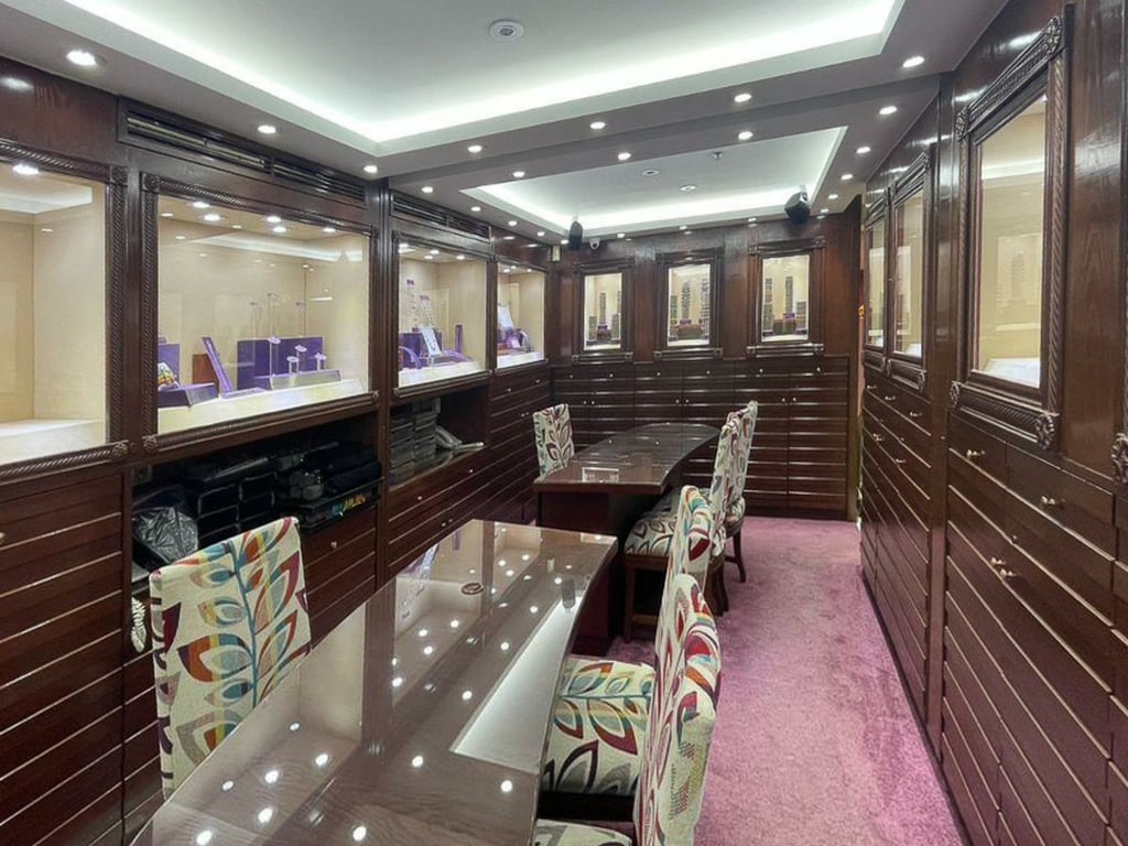 https://img.propertyraptor.com/cdn-cgi/imagedelivery/KD5bF_AFL0JDTbKLWF7z9g/ap8/ap8_001/hornet/prp/img/82459f85161822b94cf54f9fefb4488d.jpg/public