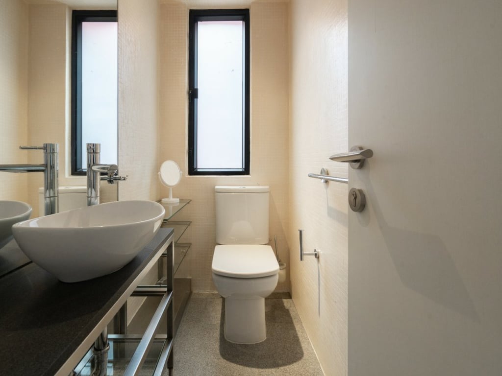 https://img.propertyraptor.com/cdn-cgi/imagedelivery/KD5bF_AFL0JDTbKLWF7z9g/ap8/ap8_001/hornet/prp/img/8258bed0f2bce44995bd83aa829052b5.jpg/public