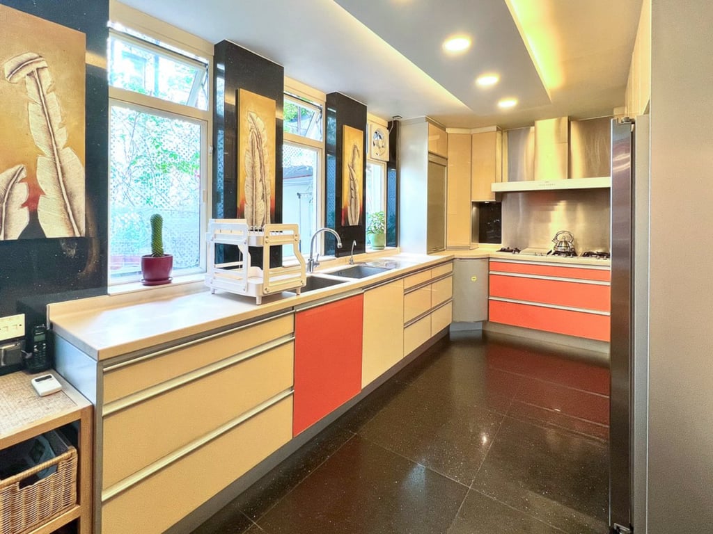 https://img.propertyraptor.com/cdn-cgi/imagedelivery/KD5bF_AFL0JDTbKLWF7z9g/ap8/ap8_001/hornet/prp/img/8272df5928c119d937d56d049501810f.jpg/public