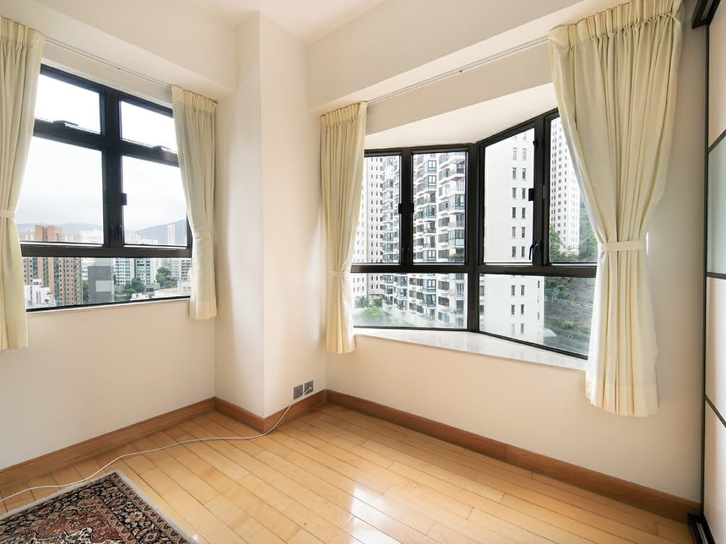 https://img.propertyraptor.com/cdn-cgi/imagedelivery/KD5bF_AFL0JDTbKLWF7z9g/ap8/ap8_001/hornet/prp/img/8284dd57a2da5e61116df79e0f026ddb.jpg/public