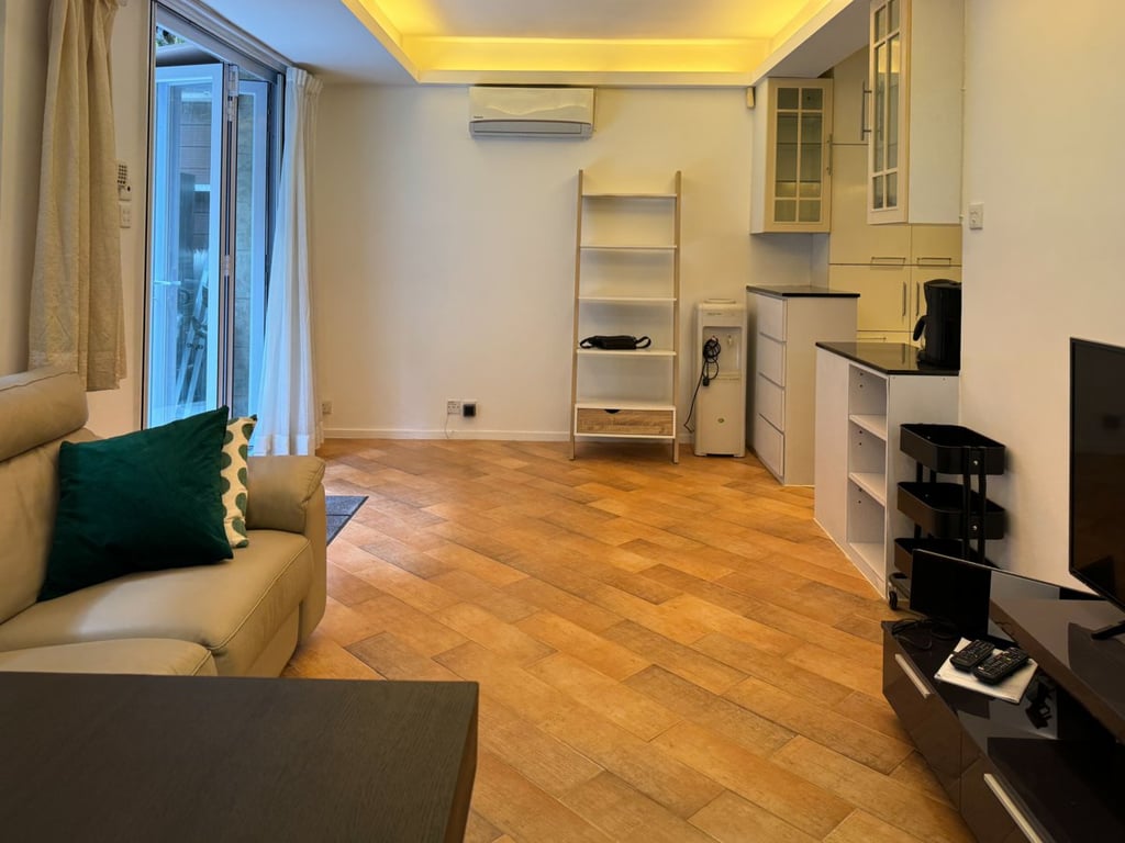 https://img.propertyraptor.com/cdn-cgi/imagedelivery/KD5bF_AFL0JDTbKLWF7z9g/ap8/ap8_001/hornet/prp/img/82965b5665bcfe389b485026c49af00e.jpg/public