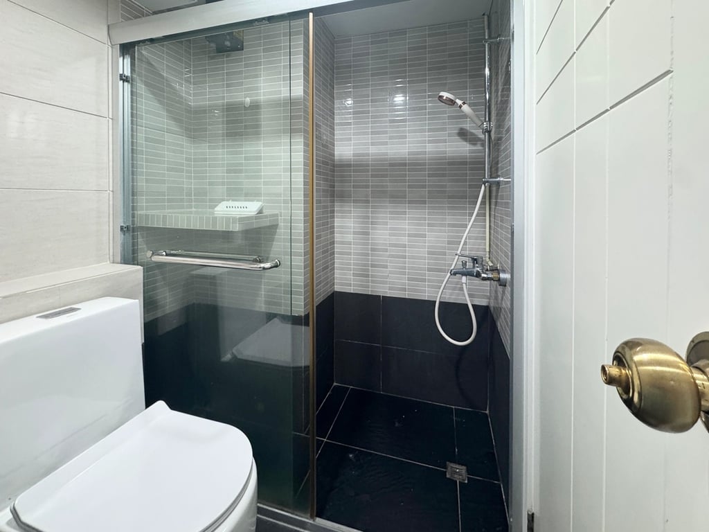 https://img.propertyraptor.com/cdn-cgi/imagedelivery/KD5bF_AFL0JDTbKLWF7z9g/ap8/ap8_001/hornet/prp/img/82efd58e69c4d1ea680f53f819788144-wtm.jpg/public