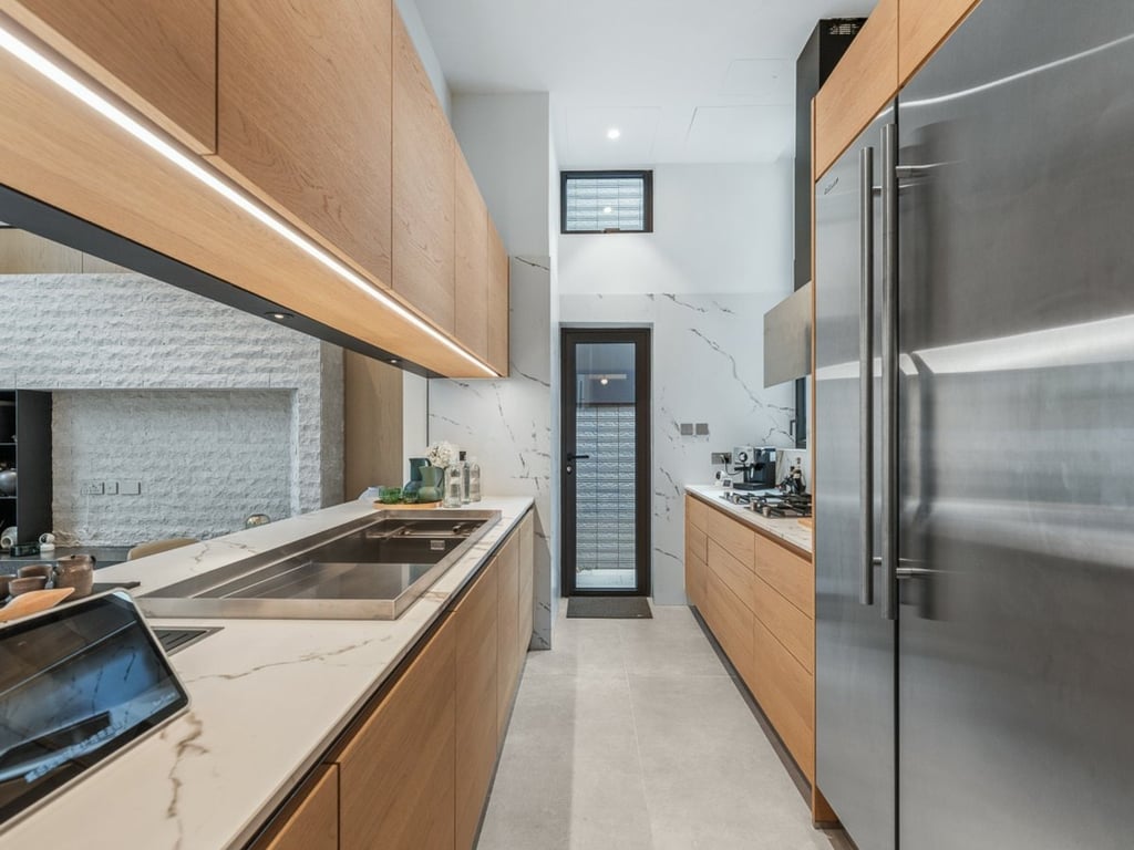 https://img.propertyraptor.com/cdn-cgi/imagedelivery/KD5bF_AFL0JDTbKLWF7z9g/ap8/ap8_001/hornet/prp/img/8302956f9580c79c3b1b291aea10ffe0-wtm.jpg/public