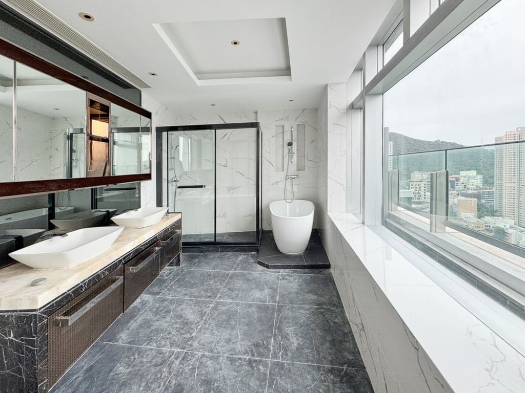 https://img.propertyraptor.com/cdn-cgi/imagedelivery/KD5bF_AFL0JDTbKLWF7z9g/ap8/ap8_001/hornet/prp/img/831f3960159ddf554087b734df6472d6.jpg/public
