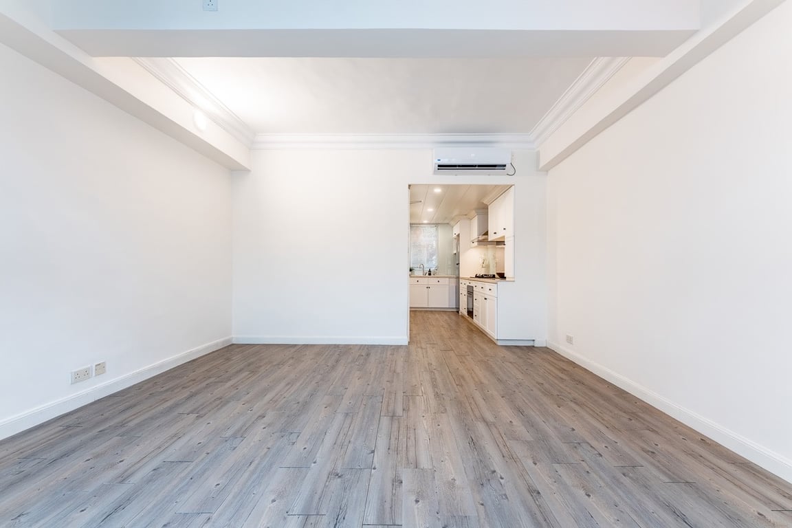 https://img.propertyraptor.com/cdn-cgi/imagedelivery/KD5bF_AFL0JDTbKLWF7z9g/ap8/ap8_001/hornet/prp/img/836fadcb946ba76afc75613e4672f25d-wtm.jpg/public