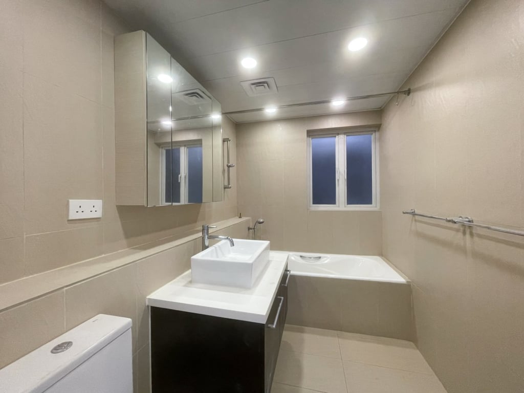 https://img.propertyraptor.com/cdn-cgi/imagedelivery/KD5bF_AFL0JDTbKLWF7z9g/ap8/ap8_001/hornet/prp/img/83be6f76b8653b886f10bf9d98de80df.jpg/public