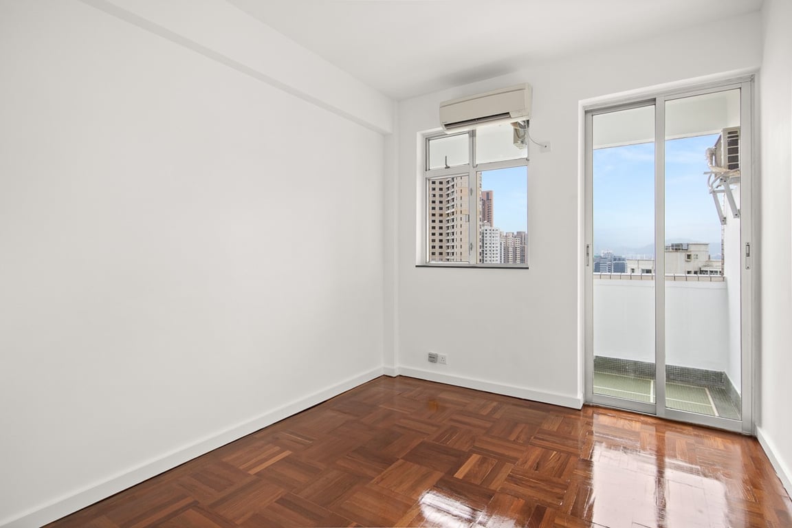 https://img.propertyraptor.com/cdn-cgi/imagedelivery/KD5bF_AFL0JDTbKLWF7z9g/ap8/ap8_001/hornet/prp/img/83ea15b1d17e5c18c15d53eddcaac665-wtm.jpg/public