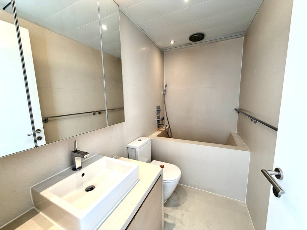 https://img.propertyraptor.com/cdn-cgi/imagedelivery/KD5bF_AFL0JDTbKLWF7z9g/ap8/ap8_001/hornet/prp/img/83f17c1bc129bb142398b72164a22461-wtm.jpg/public