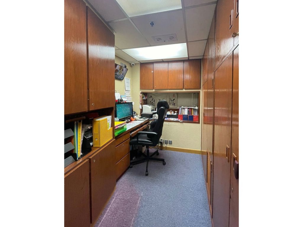 https://img.propertyraptor.com/cdn-cgi/imagedelivery/KD5bF_AFL0JDTbKLWF7z9g/ap8/ap8_001/hornet/prp/img/8445e3fd250286f2ebed2bee1abf24d1.jpg/public