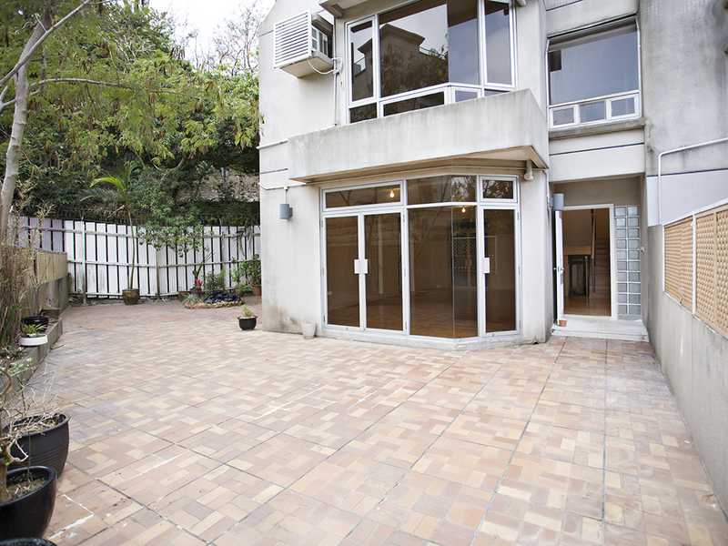 https://img.propertyraptor.com/cdn-cgi/imagedelivery/KD5bF_AFL0JDTbKLWF7z9g/ap8/ap8_001/hornet/prp/img/85a0173dae0afbac968df02550282ce7.jpg/public