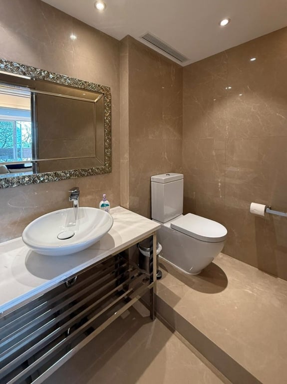 https://img.propertyraptor.com/cdn-cgi/imagedelivery/KD5bF_AFL0JDTbKLWF7z9g/ap8/ap8_001/hornet/prp/img/85b382b4f3753d8280598314121481ef-wtm.jpg/public
