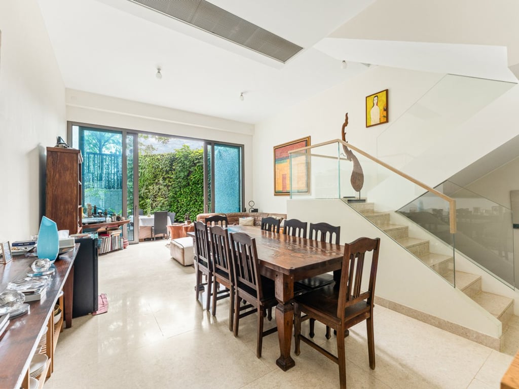 https://img.propertyraptor.com/cdn-cgi/imagedelivery/KD5bF_AFL0JDTbKLWF7z9g/ap8/ap8_001/hornet/prp/img/8673a82132323cf8109dd757843a32ca-wtm.jpg/public