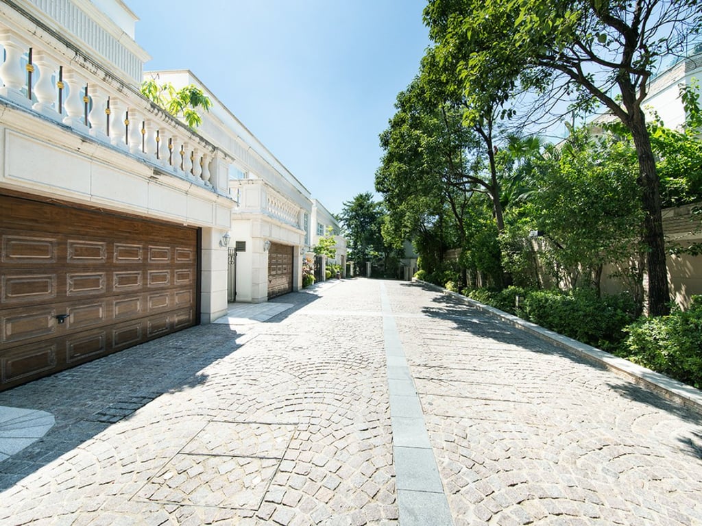 https://img.propertyraptor.com/cdn-cgi/imagedelivery/KD5bF_AFL0JDTbKLWF7z9g/ap8/ap8_001/hornet/prp/img/869eb1b7fe9c6e23f5545f26f619dad5.jpg/public