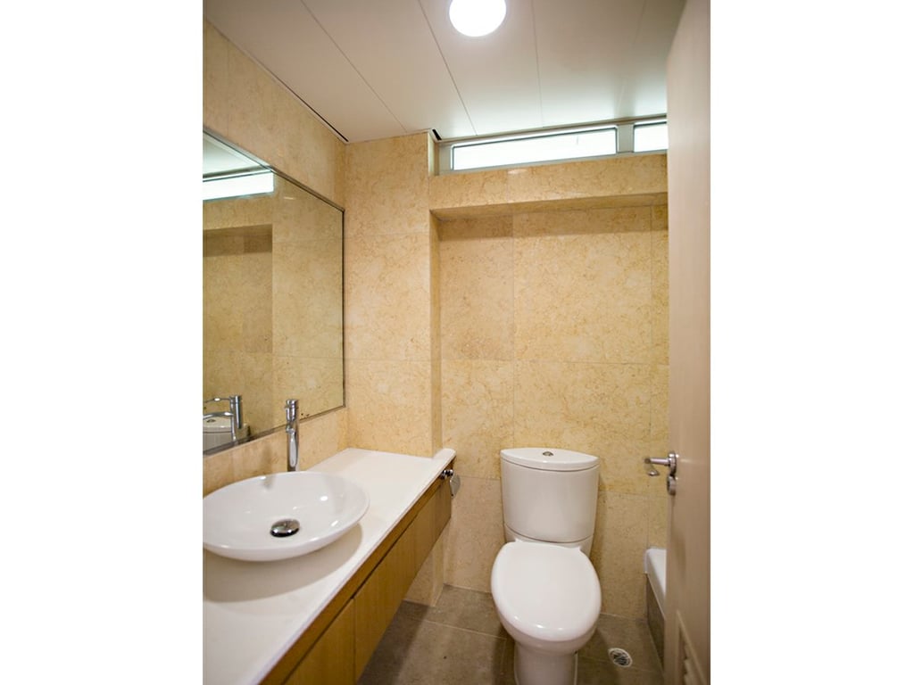 https://img.propertyraptor.com/cdn-cgi/imagedelivery/KD5bF_AFL0JDTbKLWF7z9g/ap8/ap8_001/hornet/prp/img/86e2cce9fab63f6ae5112a6f943d55fe.jpg/public