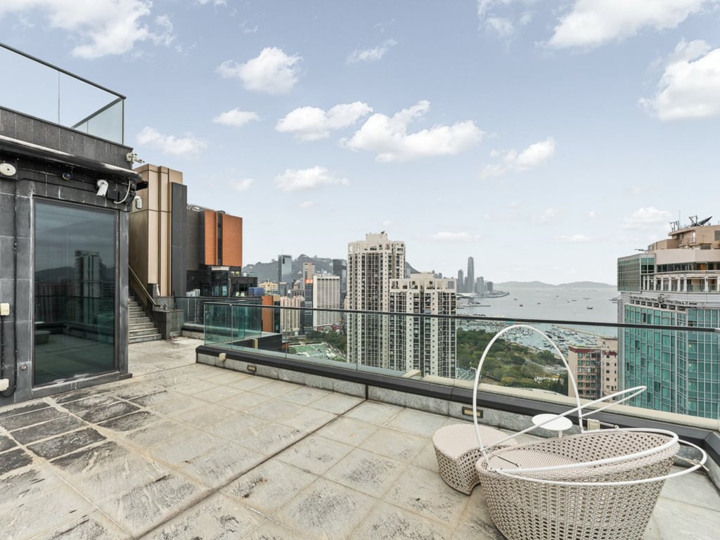 https://img.propertyraptor.com/cdn-cgi/imagedelivery/KD5bF_AFL0JDTbKLWF7z9g/ap8/ap8_001/hornet/prp/img/871526d6772c9d5061b04d28c6e528d0.jpg/public