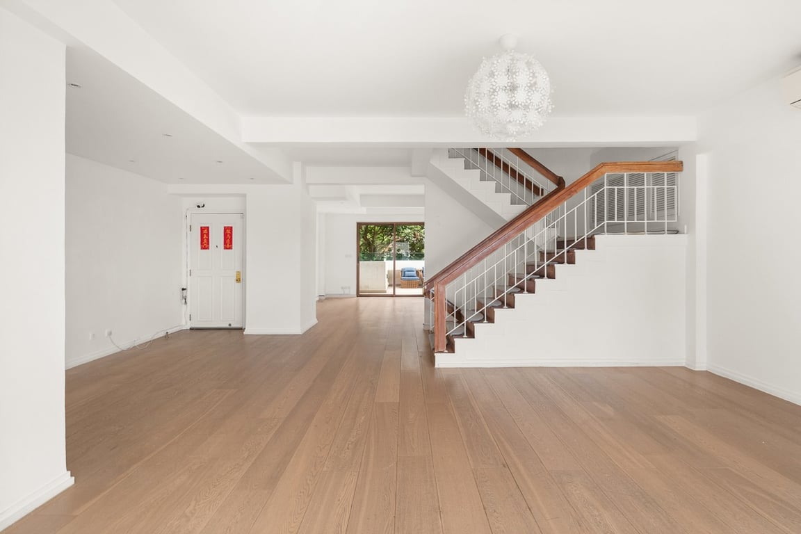 https://img.propertyraptor.com/cdn-cgi/imagedelivery/KD5bF_AFL0JDTbKLWF7z9g/ap8/ap8_001/hornet/prp/img/87221191c7f53fac2e63ba5d93345a6e-wtm.jpg/public